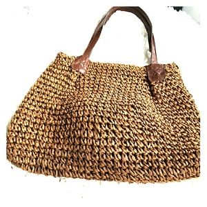 A wowen/straw like large bag